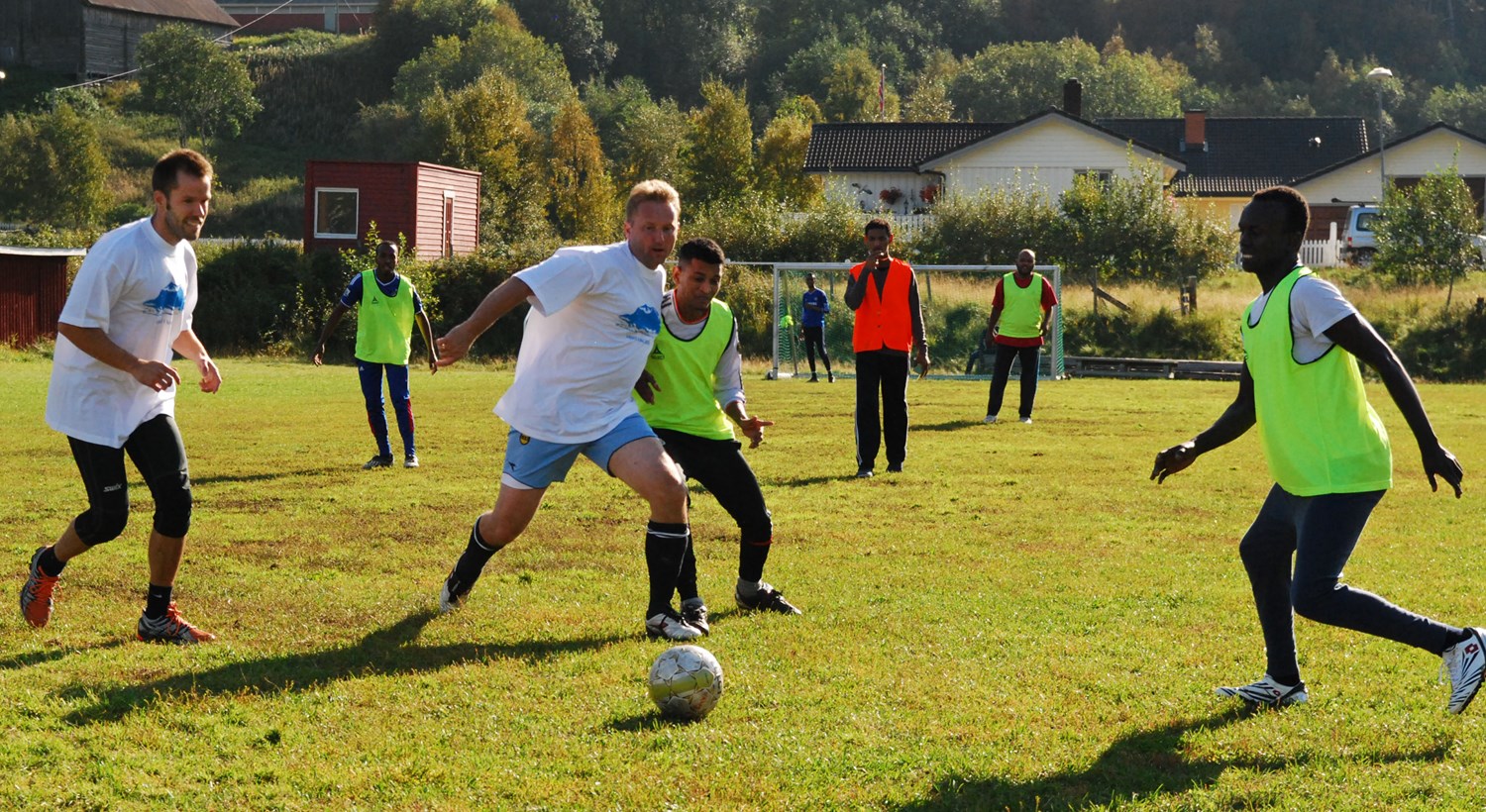 God stemning på fotballturneringa i 2014, her med lagleiar Vidar Eltun i spissen.