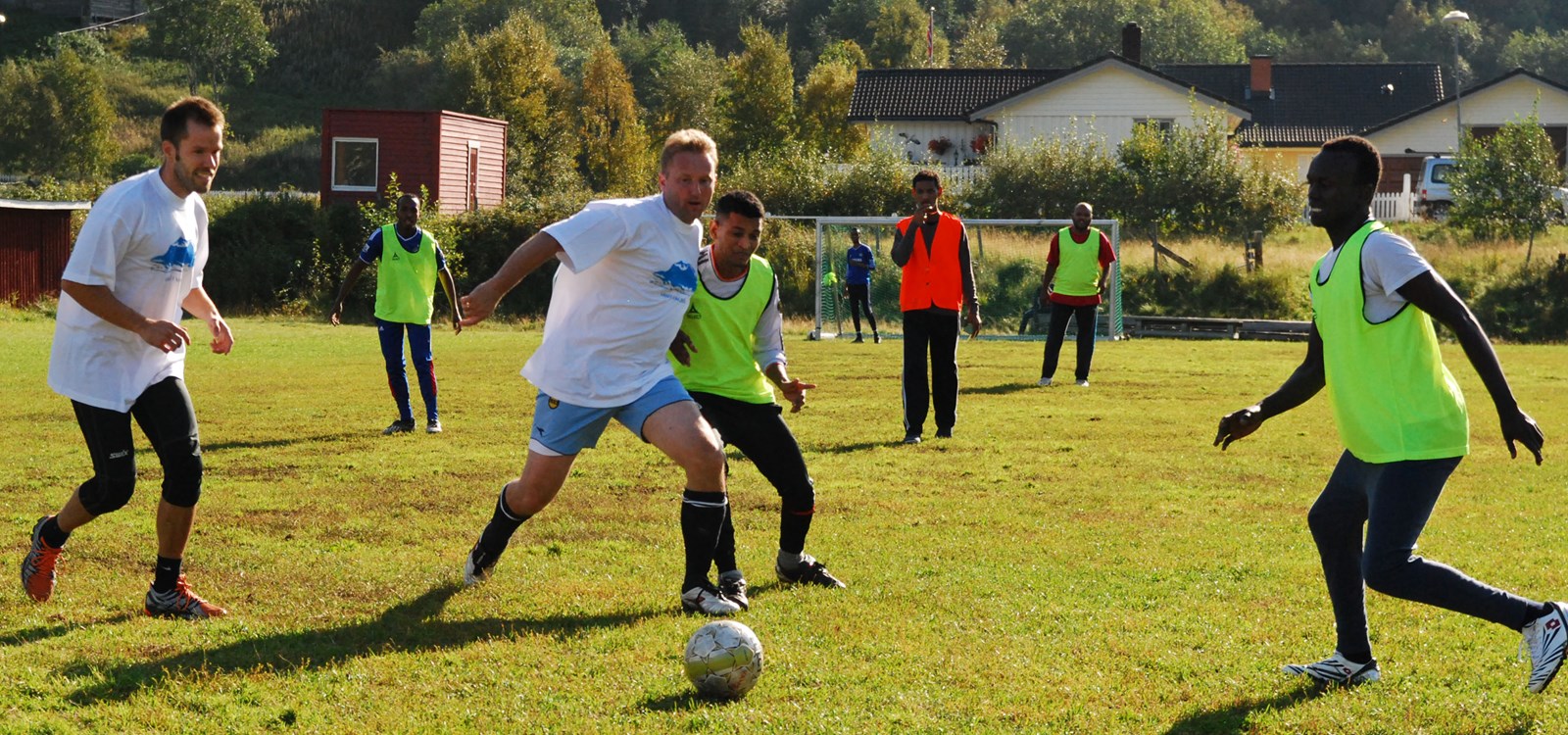 God stemning på fotballturneringa i 2014, her med lagleiar Vidar Eltun i spissen.