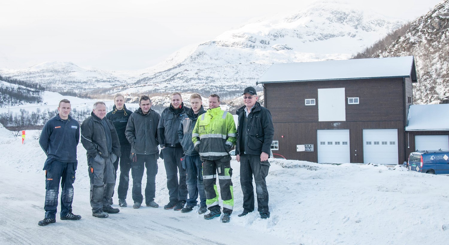 Folk frå Elektrisk installasjon, Vang bygg, Lage Gjevre, og Tyin VVS  framfor det nye reinseanlegget ved Fløgstrøndfjorden.