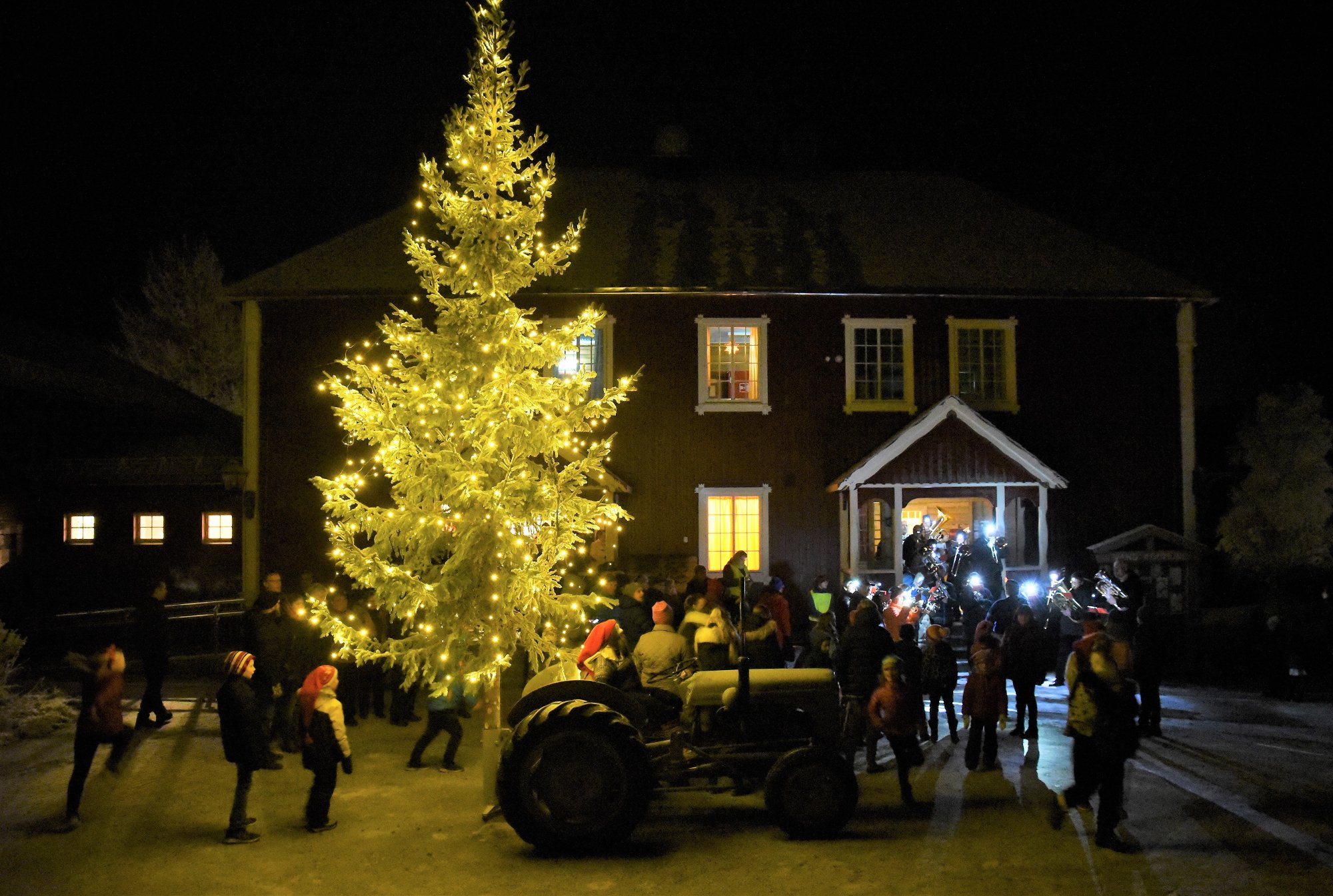 Julegrantenning På Åsvang - Vangivaldres.no - Arbeid, Bustad, Fjell Og Folk